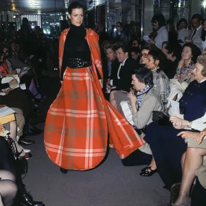 Modell in Plaid-Rock und Mantel