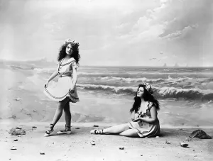 Vintage Beach Fashion Drucke: Two Models in Bathing Suits