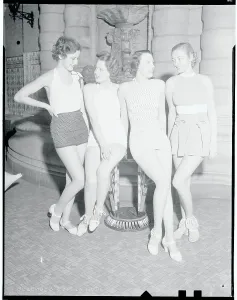 Vintage Swimwear Designs Drucke: Models Modeling Bathing Suits