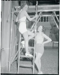 Vintage Swimsuit Models Drucke: Models Modeling Bathing Suits