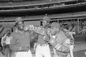 M.Tyson schlägt PUNCHES D.Gooden;D.Strawberry