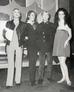 Drucke von Andy Warhol begleitet seine weibliche Begleitung zur Uraufführung von Blowup in Manhattan am 19. Dezember 1966 Andy Warhol Drucke: Niko, Mary Woronow und Andy Warholt sowie Susanne Bottomley