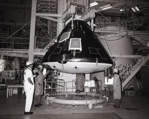 Apollo Soyuz Test Project Drucke: Off-Loading Apollo-Soyuz Capsule