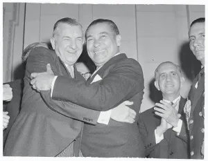 Auszugreisender Präsident umarmt Fulgencio Batista.