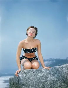 Retro Swimwear Fashion Drucke: Pat Hall Kneeling in Polka-Dotted Bikini
