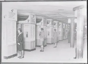 London Underground History Drucke: Patrons Using Ticket Machines