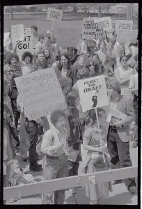 Young Adult Activism Drucke: People Protesting Draft