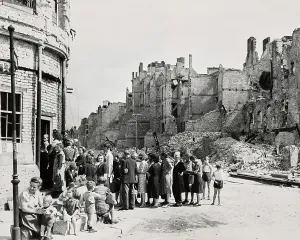 Post War Germany Drucke: People Queueing In Berlin