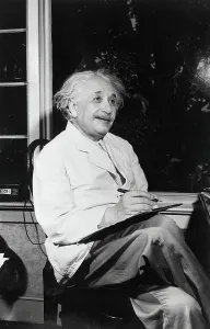 Drucke von (Übersetztes Kapitel) Dr. Albert Einstein ist in einem Sitzplatz im Innern durch das Fenster gezeigt mit einer Lächeln und schreibt Pioniere der Wissenschaft: Physiker Albert Einstein