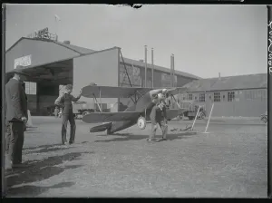 Flugzeugführer mit seinem Flugzeug