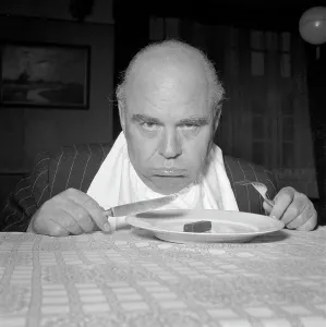 Low Calorie Meal Drucke: Pouting Man with Tiny Breakfast