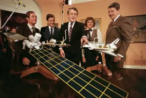 Präsident Ronald Reagan mit Offiziellen zur Raumfahrt