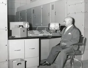Vintage Computer Technology Drucke: Professor Picone at Computerized Control Panel
