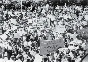 Social Issue Photography Drucke: Protesting at the Legislative Buildings