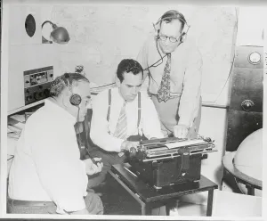 Vintage Radio Broadcasting Drucke: Radio Broadcasters Working on Script at Typewriter