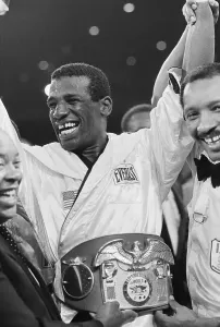 Boxing In The 80s Drucke: Ref Raises Michael Spinks Hand