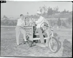 Vintage Sports Equipment Drucke: Refreshment Wagon on Golf Course