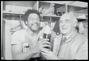 Reggie Jackson und Charles Finley bei einem Feierlichkeiten