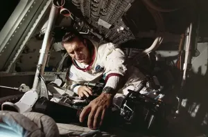 Kennedy Space Center Photos Drucke: Richard Gordon Working on Command Module