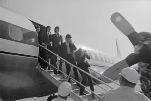 John Lennon George Harrison Paul McCartney Ringo Starr Drucke: Ringo Starr Avoiding a Thrown Object
