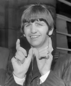 Ringo Starr Drucke: Ringo Starr Gesturing to Camera