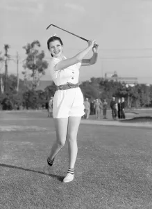 Drucke von (Übersetzung) 13./11./1936 - Los Angeles, Kalifornien - Rita Cansino von dem Hollywood-Set entdeckt, dass Golf ein ideales Sport für die Aufrechterhaltung der Form ist Rita Drucke: Rita Hayworth spielt Golferin
