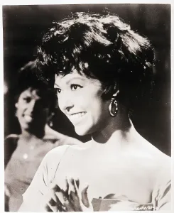 Drucke von 'Ursprüngliche Überschrift. Foto zeigt Rita Moreno, die 1961 einen Oscar als beste Nebendarstellerin für ihre Rolle als Anita in West Side Story gewann. Ca. 1960. Eingereicht am 6/5/1962' Rita Drucke: Rita Moreno Smiliing/Headshoulders