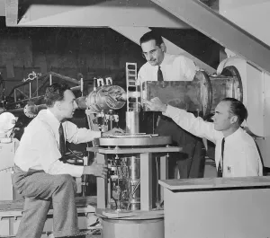 Robert Hofstadter und Andere mit Atommikroskop