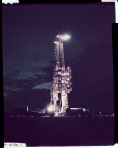 Space Exploration Drucke: Rocket on Launchpad