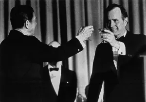 Ronald Reagan und George Bush anstoßen