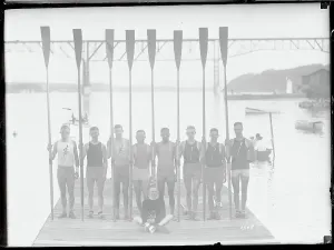 Sports Photography Drucke: Rowing Team Posing for Camera