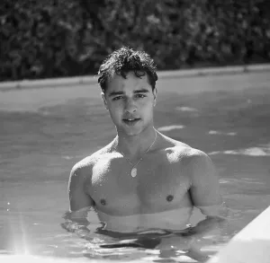 Vintage Celebrity Photos Drucke: Sal Mineo Posing in Swimming Pool