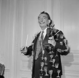 Drucke von (Ursprünglicher Untertitel) Salvador Dali Drucke: Salvador Dali mit Jackett bedeckt von Brillengestellen.