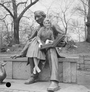Hans Christian Andersen Statue Drucke: Sandra Dee Posing on Statue
