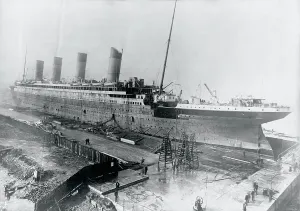 Titanic Sister Ships Drucke: Ship Being Constructed on Platform