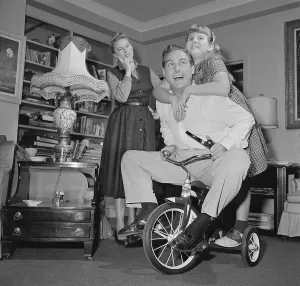 Classic Celebrity Photos Drucke: Sid Caesar with Family