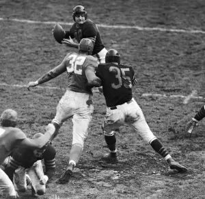 Sports Photography Archive Drucke: Sid Luckman Throwing a Pass as Players Rush Him