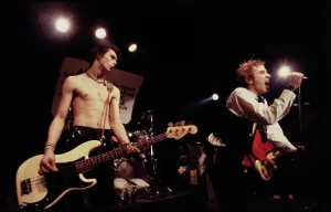 Sid Vicious und Johnny Rotten live auf der Bühne