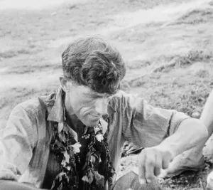 Sir Edmund Hillary ruht nach dem Abstieg.