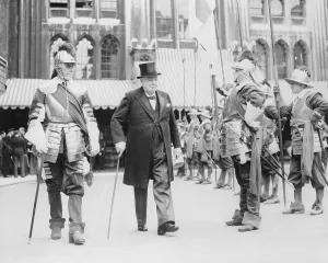 Herr Winston Churchill überprüft Ehrenwache