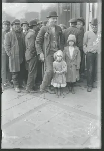 Vintage Crowd Photography Drucke: Small Crowd Pausing for Camera