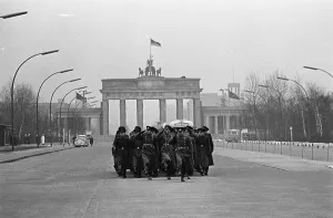 Brandenburg Gate Berlin Drucke: Soviet Troops Marching in Berlin