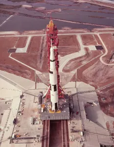 Kennedy Space Center Photos Drucke: Spacecraft and Rocket atop Launch Complex