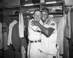 Drucke von Glückliches Paar, Clevelands Indianer Steve Gromek und Larry Doby umarmen sich nachdem sie das vierte Spiel der Weltmeisterschaft gewonnen haben Vereinigtes Königreich Drucke: Steve Gromek und Larry Doby umarmen sich
