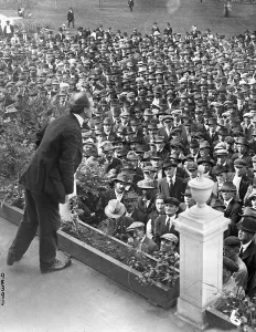 Ausbürgerungsmobilisierender Redner vor der Menge