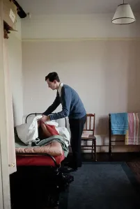 Trinity College Cambridge Drucke: Student Making His Bed