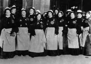 Suffragettes In Prison Drucke: Suffragettes Posing Together