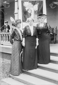 Women In Politics Drucke: Suffragettes Posing for Camera