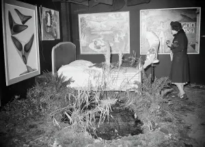 Drucke von (Ursprünglicher Untertitel) 1938 - Paris, Frankreich: Surrealisten in Paris eröffneten eine Ausstellung der fantastischsten Sammlung von Bildern und Gegenständen aller Zeiten Kunstwerke Des Surrealismus Drucke: Surrealistische Ausstellung