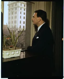 American Politician Images Drucke: Thomas E. Dewey Looking out of Window